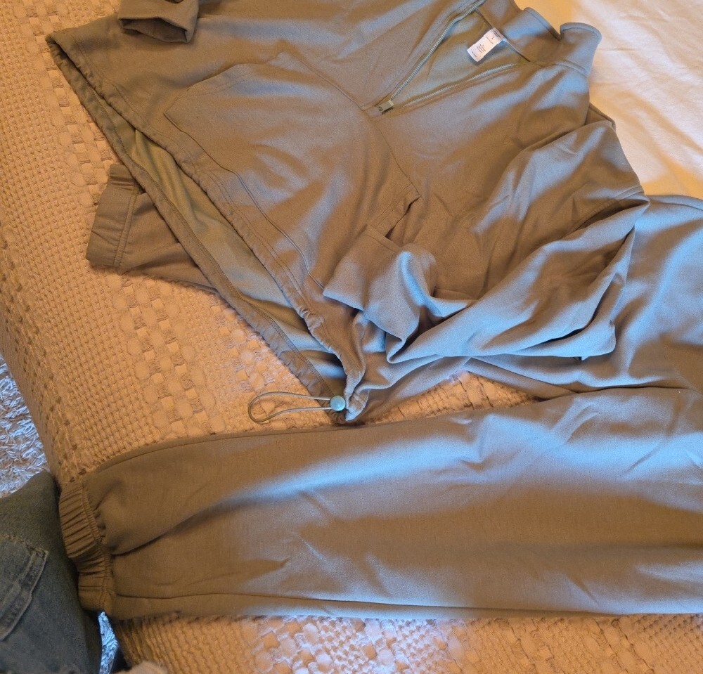 Classic Mint Quarter-Zip Joggers Set Lg - Picture 4 of 5
